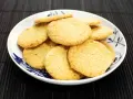 En skål med gyllene citronkakor, perfekta för ett enkelt citronkakor recept.