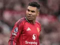 Casemiro w czerwonej koszulce Manchesteru United, symbol udanych manchester united transfery.