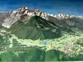 Planica, znana zmagovalnih skakalnic, je obdana z veličastnimi gorami, kot so Mangart, Jalovec in Visoka Ponca.