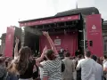 Menschen jubeln bei einem Open-Air-Konzert vor einer Bühne mit Sparkassen-Logo.