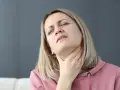 Czy alkohol pomaga na ból gardła? Dlaczego lepiej go unikać