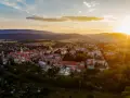Zachód słońca nad Bystrzycą Kłodzką. Widok z lotu ptaka na miasto otoczone wzgórzami, idealna trasa na wieczorny spacer.