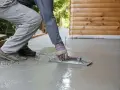 Jak się robi wylewkę samopoziomującą bez błędów - krok po kroku