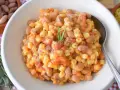 Pyszne danie Pasta e Fagioli przepis. Makaron z fasolą i pomidorami, doprawione pieprzem i gałązką rozmarynu.