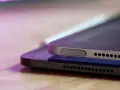 Dwa iPady leżące na sobie, jeden z nich z rysikiem Apple Pencil. Widoczne przyciski i otwory głośników, przypominające interfejsy z czasów ios 11.