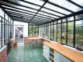 Un'idea per ampliare la cucina nella veranda: un ambiente luminoso con bancone in legno, zona pranzo e vista sul giardino.