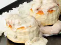 Bouchee a la reine cremoso sobre arroz blanco, un plato elegante y delicioso.