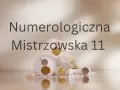 Monety w lodowych kulach i kostkach, symbolizujące numerologiczną Mistrzowską 11.