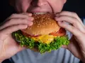 Jak jeść hamburgera bez bałaganu – sprawdzone techniki i porady