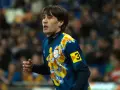 Bojan Krkić w akcji, jego bojan krkić statystyki są imponujące. Piłkarz w niebieskiej koszulce z żółtym wzorem.