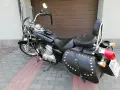 Czarny motocykl Honda Shadow z sakwami i oparciem. Zastanawiasz się, jaki silnik wybrać do tej maszyny?