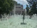 Fontanny przed Teatrem Narodowym Iwana Wazowa to idealne miejsce, by poczuć atmosferę Sofii. Co zobaczyć w Sofii? Koniecznie to!