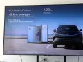 Czarny samochód elektryczny BYD Sealion 8 podłączony do stacji ładowania Flash Charging.