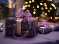 Eleganckie paczki z fioletową wstążką, idealne na to, co przywieźć z Niemiec na prezent. W tle choinka i światełka.