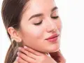 Rostro de mujer con piel suave y labios rosados, luciendo un efecto botox natural.