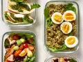 Pyszne posiłki na dietę 1500 kcal: sałatka z łososiem, kasza z jajkiem i mini pity.