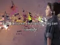Junge mit Kopfhörern hört Musik, Noten und Farbkleckse. Ein inspirierendes Zitat über Musik, das zum Nachdenken anregt: "Jeder Takt ist ein Schritt auf dem Weg zum Traumland.