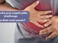 Osoba trzyma się za brzuch, gdzie widoczne są jelita. Tekst pyta: "Biegunkę przy zespole jelita drażliwego. Jaka dieta może pomóc?".