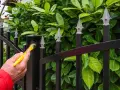 Skuteczne metody, czym wyczyścić metalowe ogrodzenie i usunąć rdzę