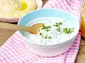 Cremiger Joghurt Dip mit frischen Kräutern, garniert mit Kresse. Perfekt zum Dippen!