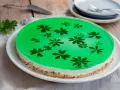 Grüne Philadelphia Torte mit Waldmeister-Gelee und zarten Blüten. Ein erfrischender Genuss!