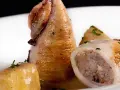 Calamares rellenos y patatas en salsa, plato típico de Girona.