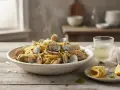 Un piatto fumante di spaghetti alle vongole, un classico della cucina italiana, preparato con ingredienti surgelati per un pasto veloce e gustoso.