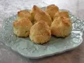 Gyllene kokostoppar på en vacker ljusblå tallrik. Perfekt för ett enkelt kokostoppar recept.