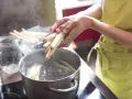 Frischer weißer Spargel wird in kochendes Wasser gegeben. Die Frage, wie lange muss Spargel kochen, beschäftigt viele Hobbyköche.
