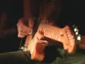 Ręce grające na gitarze elektrycznej, idealne do nauki jak nauczyć się grać na gitarze elektrycznej.