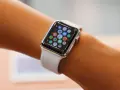 Apple Watch mit weißem Armband, das eine App-Übersicht zeigt. Ein Hard Reset könnte hier helfen, wenn die Uhr nicht reagiert.