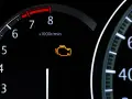 Pomarańczowy, migający check engine na desce rozdzielczej. Silnik wymaga uwagi.