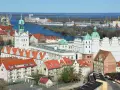 Widok na port i zamek w Szczecinie. Czy Szczecin jest nad morzem? Tak, port morski w Szczecinie jest połączony z Bałtykiem przez Zalew Szczeciński i rzekę Odrę.