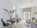 Nowoczesny salon z dużymi oknami bez firanek. Inspiracje dla minimalistycznych wnętrz.