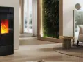 Stufa a pellet moderna con fiamme vive. Scopri come funziona una stufa senza canna fumaria per un riscaldamento efficiente e pulito.