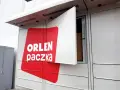 Automatyczna skrytka ORLEN paczka z otwartymi drzwiczkami, widoczna paczka w środku.