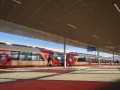 Pociągi SKM w Warszawie z pasażerami na peronie. Szybki transport miejski, łatwy zakup skm bilety warszawa.