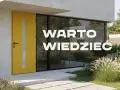 Żółte drzwi zewnętrzne z przeszkleniem, obok dużego okna. Warto wiedzieć, co oferuje nasz katalog drzwi.