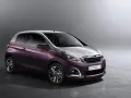 Fioletowo-srebrny Peugeot 108 z ozdobnymi pasami na karoserii.