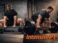 Två män lyfter skivstång i ett gym. En bra start på dagen med intensiv träning.