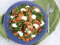 En härlig couscous sallad med kyckling, paprika och färska örter, toppad med krämig ost.