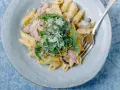 Penne rigate w kremowym sosie z rukolą i parmezanem. Idealne do zatrzymywania sosu, w przeciwieństwie do gładkiego makaronu penne lisce.