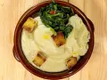 Fave e patate, ricetta pugliese: purè cremoso con verdure verdi e crostini dorati.