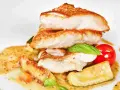 Piatto di pesce impanato e fritto, servito con verdure e salsa. Un'ottima scelta per il tuo menu di pesce.
