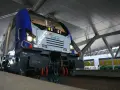 Nowoczesne lokomotywy PKP Intercity EU200-011 na dworcu Warszawa Zachodnia, gotowe do podróży.