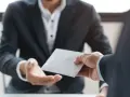 Przekazanie koperty z pieniędzmi. Pytanie: jak długo syndyk zajmuje wynagrodzenie?