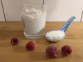 Szklanka jogurtu, łyżeczka tapioki i maliny. Dwa desery do wyboru: jogurt z granolą czy pudding z tapioki?