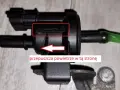 Zawór podciśnienia, potencjalna przyczyna błędu DTC P0170 w Volkswagen. Strzałka wskazuje kierunek przepływu powietrza.