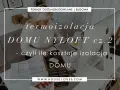 Kobieta analizuje plany domu, szukając informacji o koszt ocieplenia domu. Na ekranie komputera widnieje napis "termoizolacja domu Nyloft cz. 2".