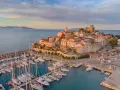 Porto con borgo medievale e castello, ideale per scoprire cosa visitare in Maremma in 3 giorni.